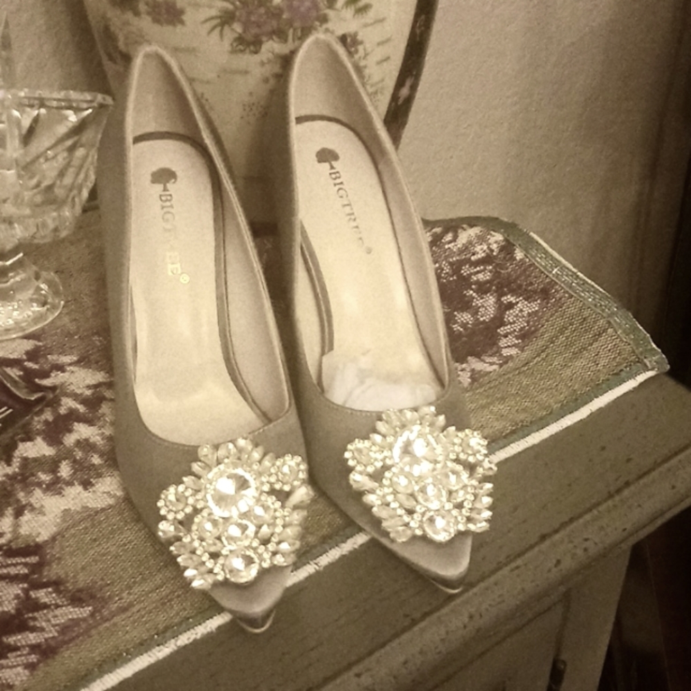 Formal Grey Satin Shoes with Diamond s Size 8